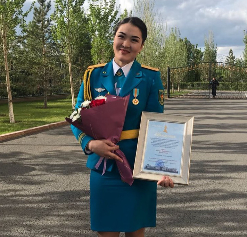 Біреуі сорып, екіншісі қарап, сосын сорып алады.