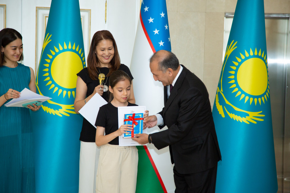 Өзбекстан елшілігінде «Балалар өнер әлемінде» сурет көрмесі өтті