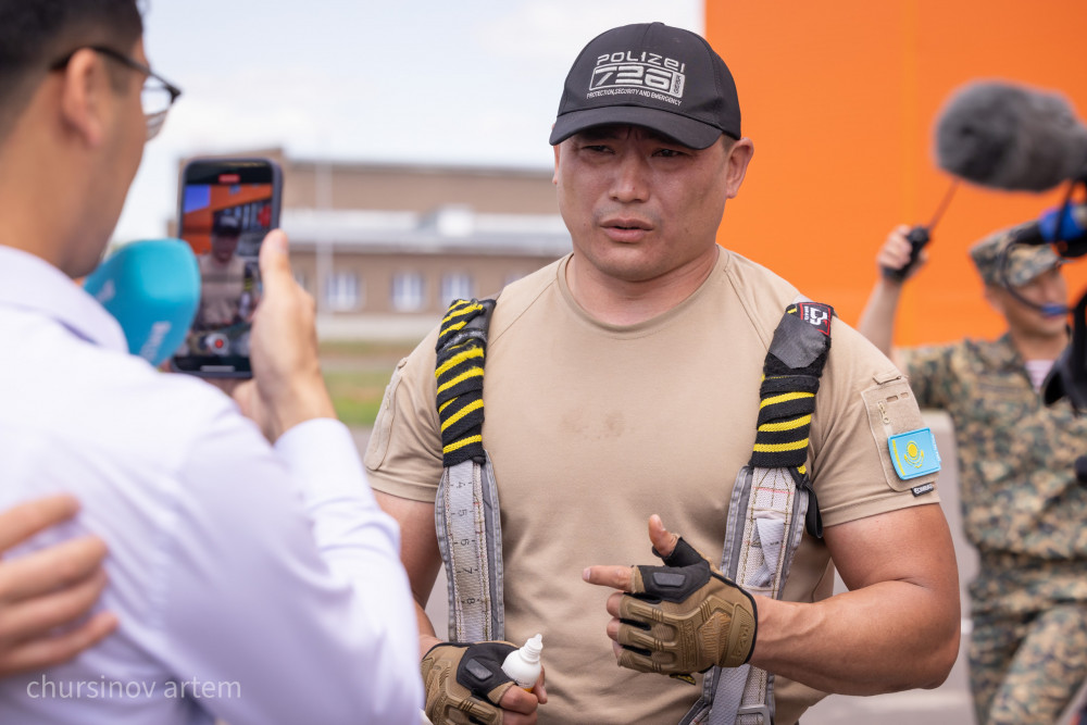 Полицей ұшақты жеңді: Қазақстандық әскери әлемдік рекорд орнатты