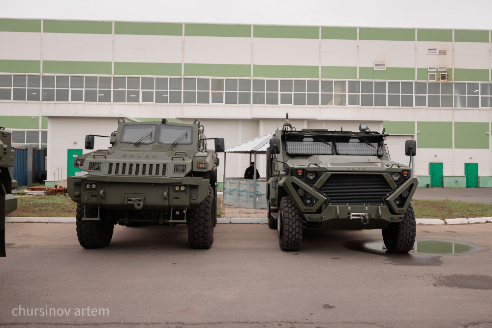 Клаудия Феррари порно актриса ретінде Украиналық әйелдердің қатысуымен порно видео