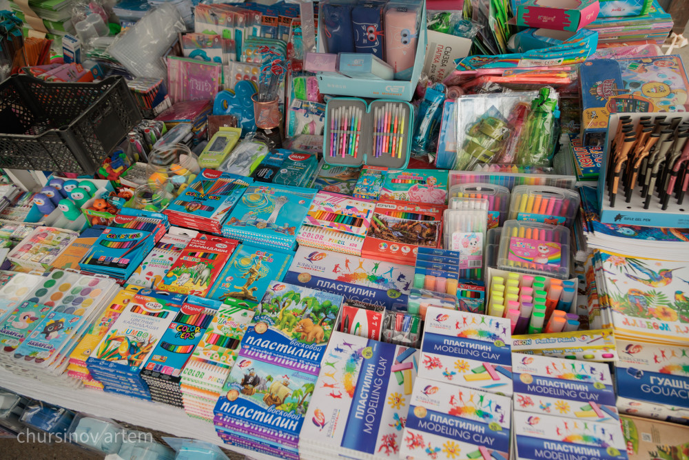 Форма, сөмке және дәптер бағасы: Биыл бір балаға қанша теңге кетеді?