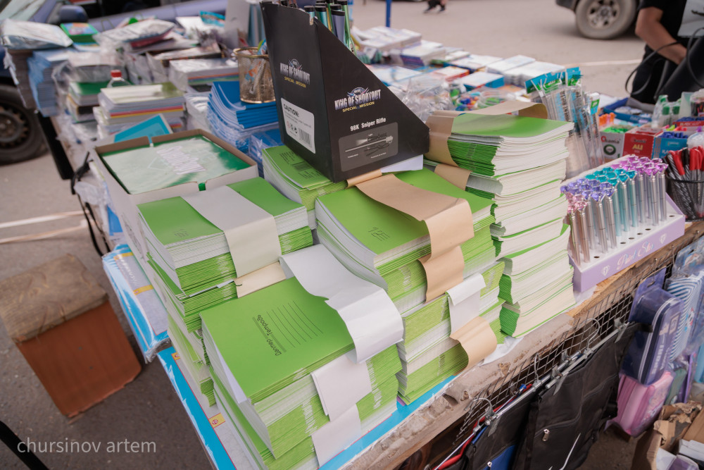 Форма, сөмке және дәптер бағасы: Биыл бір балаға қанша теңге кетеді?