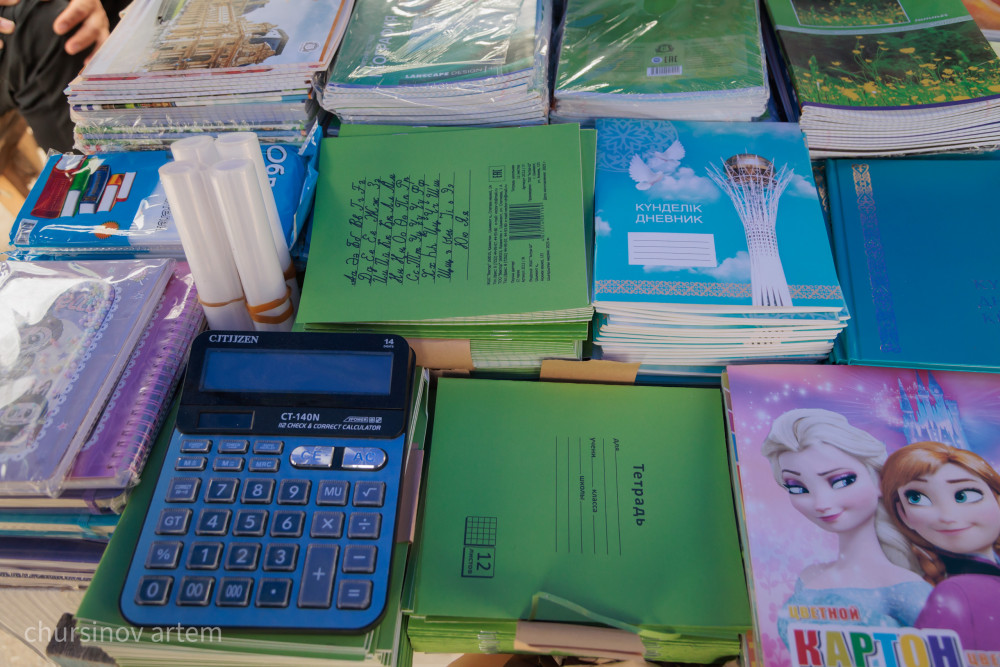 Форма, сөмке және дәптер бағасы: Биыл бір балаға қанша теңге кетеді?