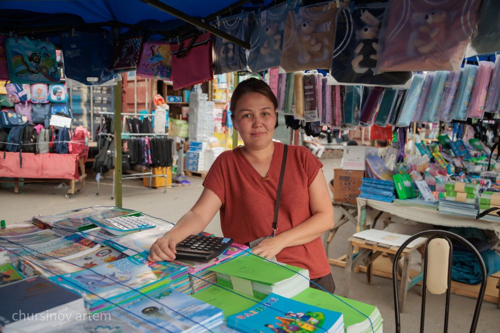 Форма, сөмке және дәптер бағасы: Биыл бір балаға қанша теңге кетеді?