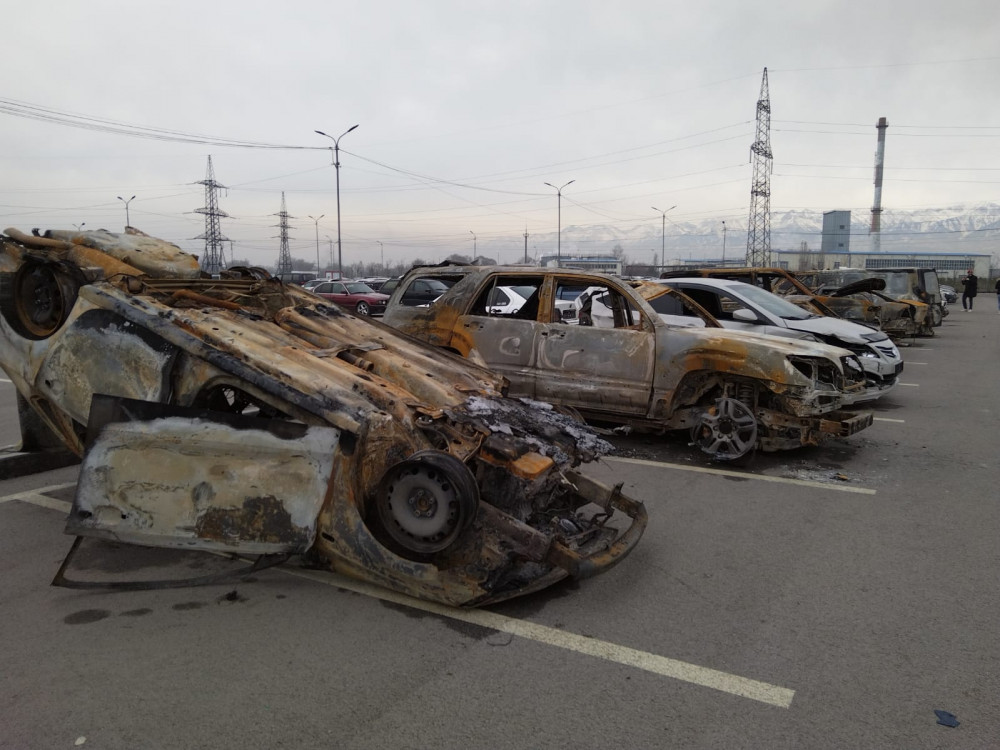 Алматыдағы жаппай тәртіпсіздік кезінде 140 автокөлік бүлінген