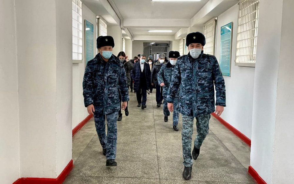Депутаттар Алматыдағы тергеу изоляторындағы ұсталғандардың жағдайымен танысты