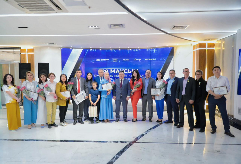 Ақпарат министрі Astana TV және «Айқын-литер» ЖШС ұжымымен кездесті