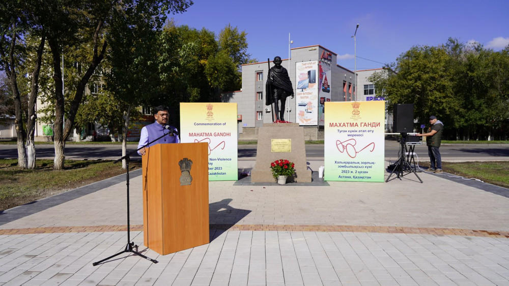 Зорлық-зомбылықсыз күн мен Гандидің туған күнін не байланыстырады?