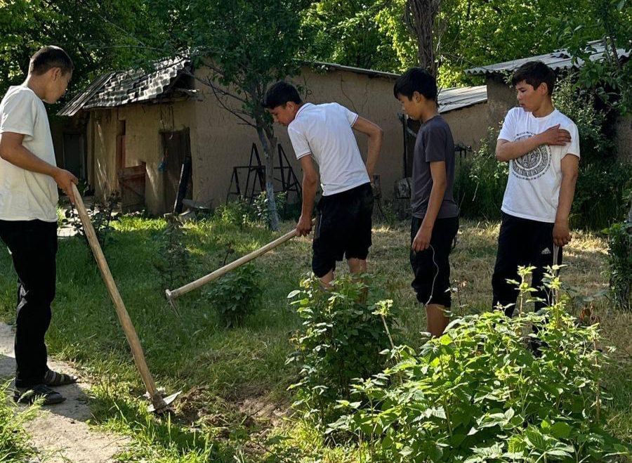 Түркістанда жастар қарт адамдардың үйлеріне сенбілік жасап жүр