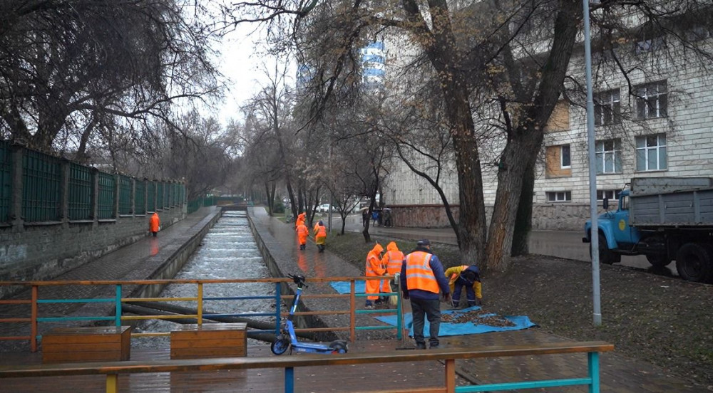 Алматыда аулалар мен көшелерді нашар тазалаған мердігерлерге айыппұл салынады