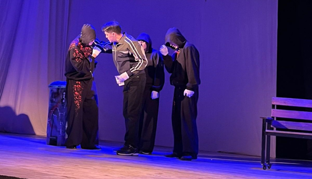 S.O.S: Астанада қазіргі күннің үлкен проблемасы туралы драма сахналанды