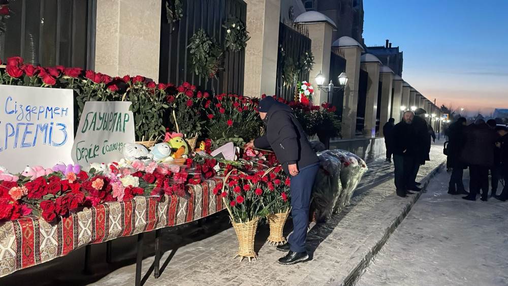 Астаналықтар Қазақстандағы Әзербайжан елшілігіне гүл шоқтарын қойып жатыр