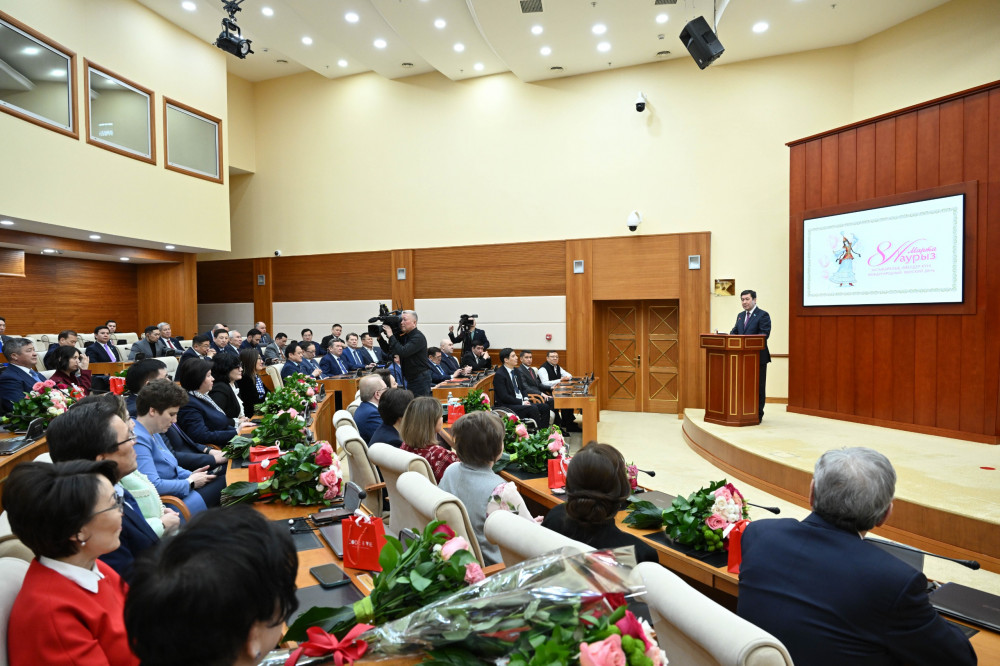 Мәжіліс спикері әйел депутаттарды көктем мерекесімен құттықтады