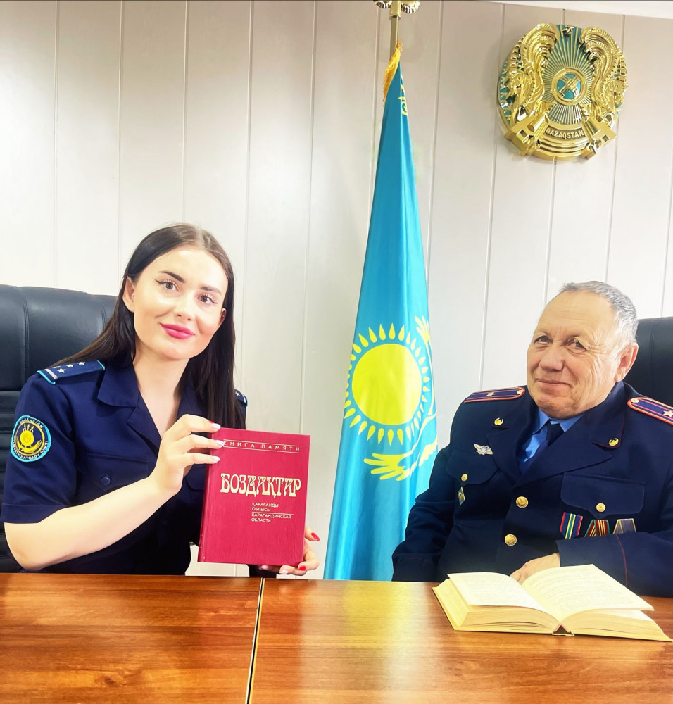 Қарағандыда ардагер музейге сирек кітапты сыйға тартты