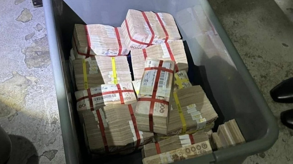 Кездейсоқ байлық: Әйел адам қоқыстан 187 миллион теңге тауып алды