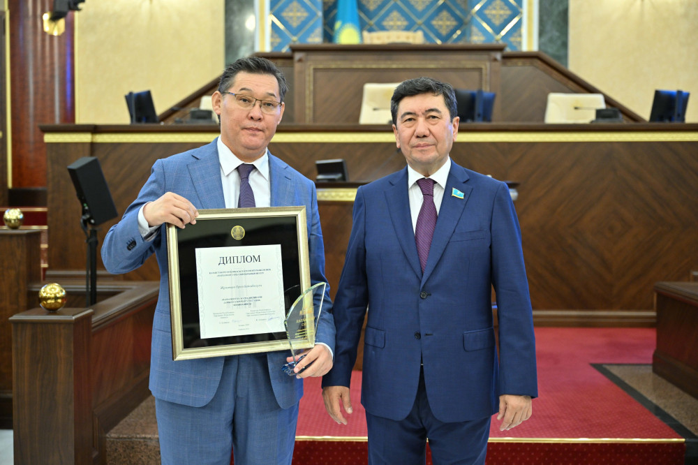 BAQ.KZ тілшісі "Парламент сөзі" сыйлығын жеңіп алды