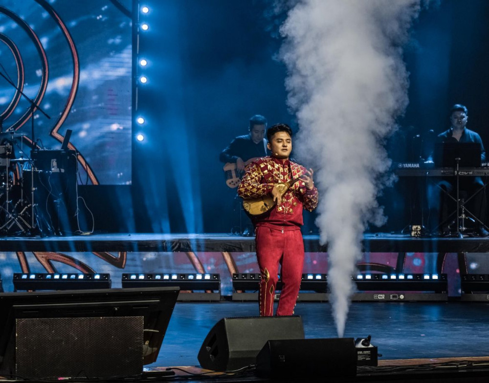 Домбыра әлемді баурайды: Димашпен бірге шыңдалған дуэттің хикаясы