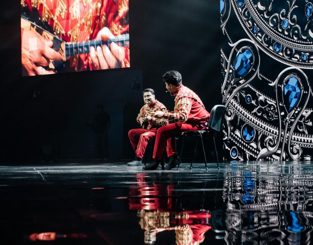 Домбыра әлемді баурайды: Димашпен бірге шыңдалған дуэттің хикаясы