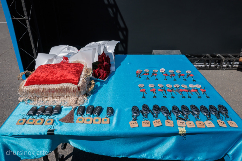 Ешқашан назардан тыс қалмайсыздар: Министр пәтер кілттерін табыстады