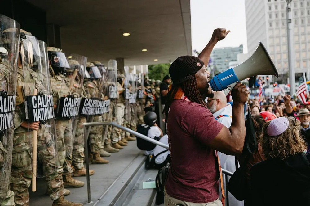 Әлемде: Цунами қаупі, Италия экономикасы мен АҚШ-тың Бразилияға баж салығы