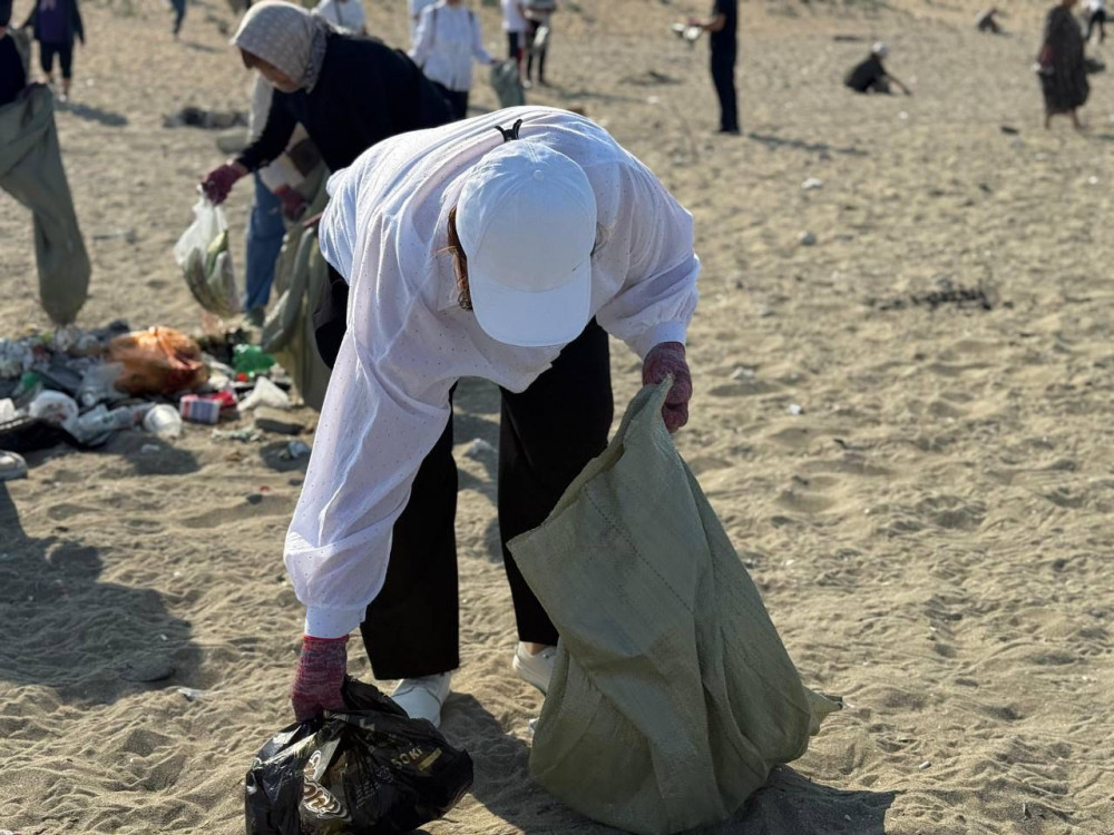 "Таза Қазақстан": Маңғыстау спортшылары теңіз жағалауын қоқыстан тазалады