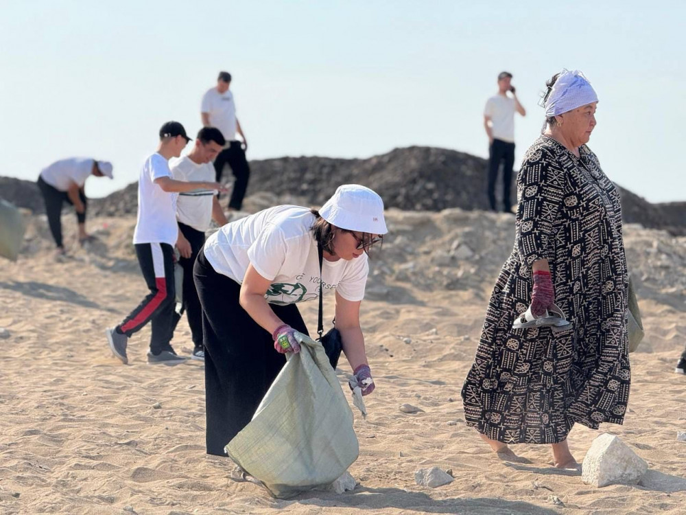 "Таза Қазақстан": Маңғыстау спортшылары теңіз жағалауын қоқыстан тазалады