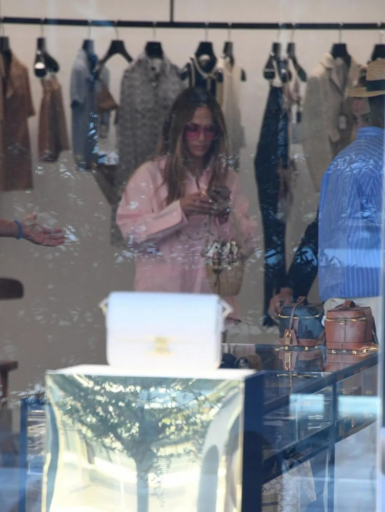 Дженнифер Лопеске күзетші дүкенге кіруге рұқсат бермеген