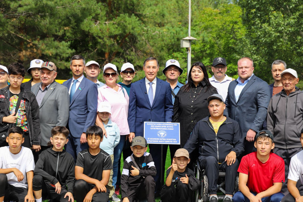 Астанада қайырымдылық марафонынан түскен қаражатқа спорт алаңы салынды