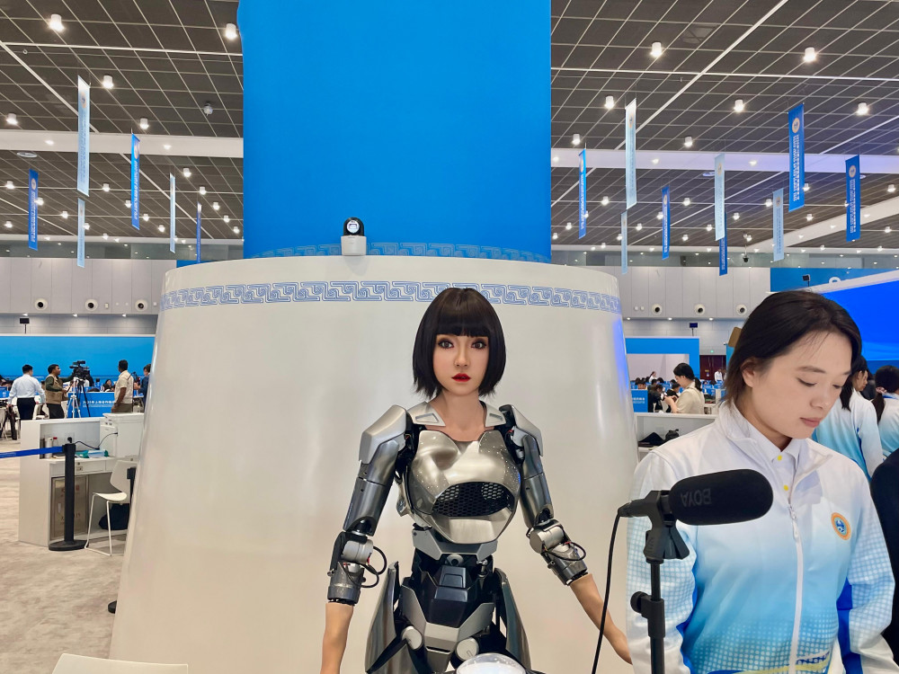 Тяньцзиньдегі ШЫҰ саммиті: Сяо Хэ атты робот тілшілерді таңғалдырды
