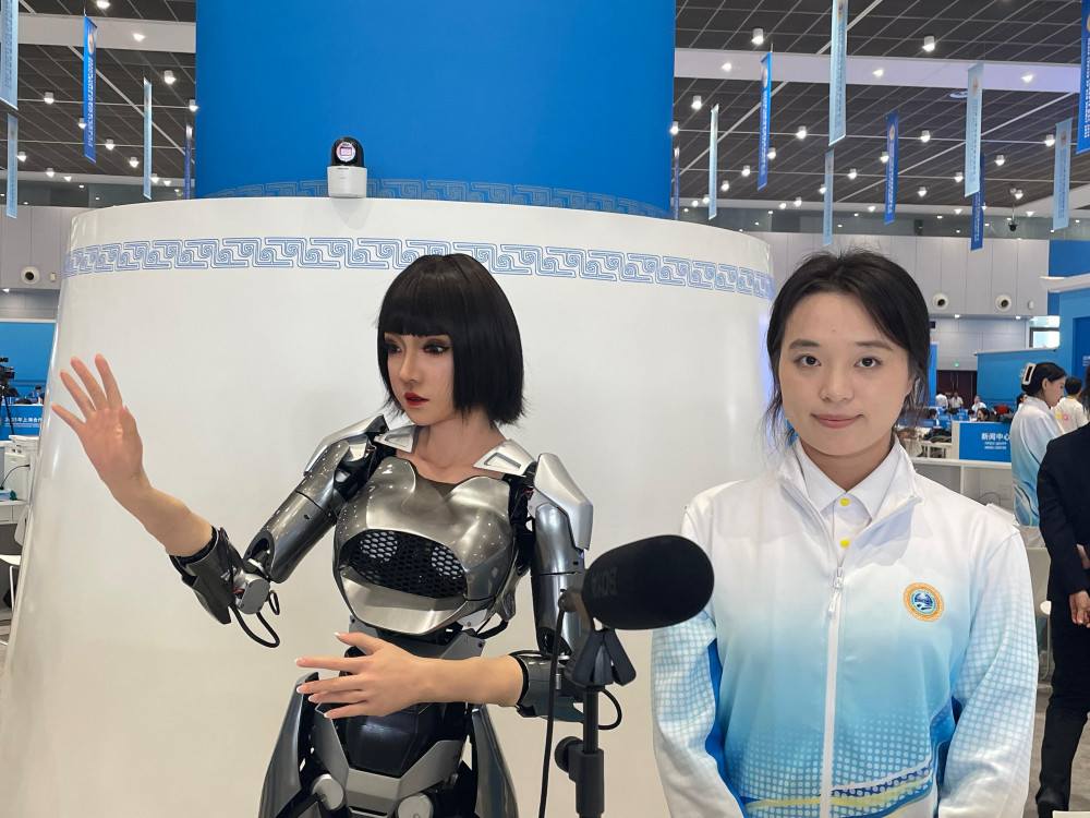 Тяньцзиньдегі ШЫҰ саммиті: Сяо Хэ атты робот тілшілерді таңғалдырды