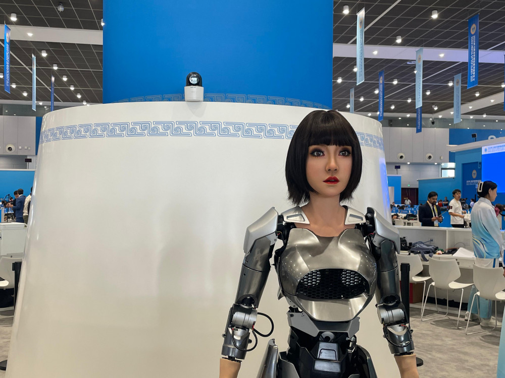 Тяньцзиньдегі ШЫҰ саммиті: Сяо Хэ атты робот тілшілерді таңғалдырды