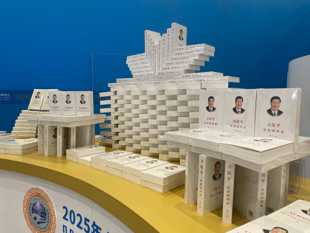 Тяньцзиньдегі ШЫҰ саммиті: Сяо Хэ атты робот тілшілерді таңғалдырды