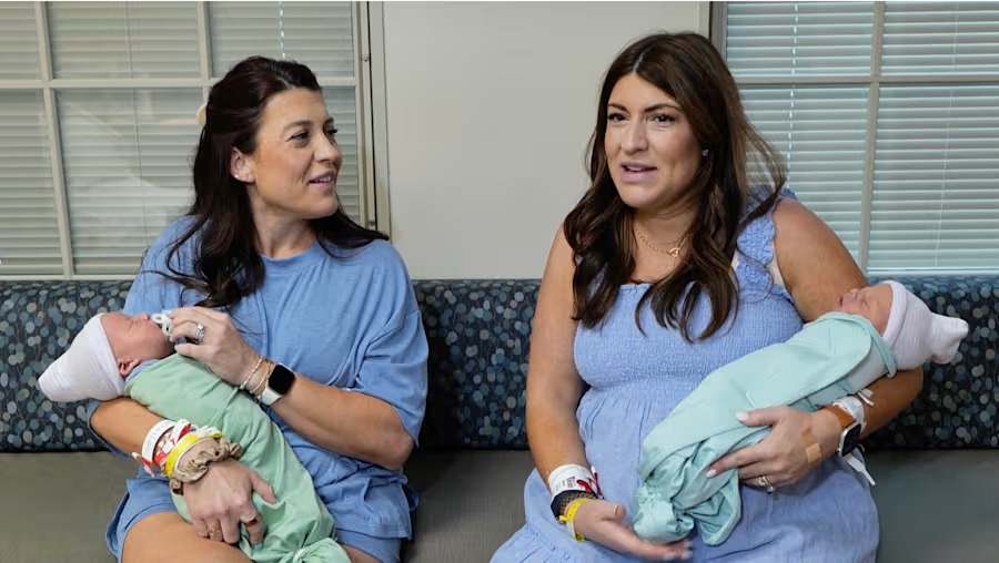 Әпкелі-сіңлі егіздер бір күнде ұл босанды