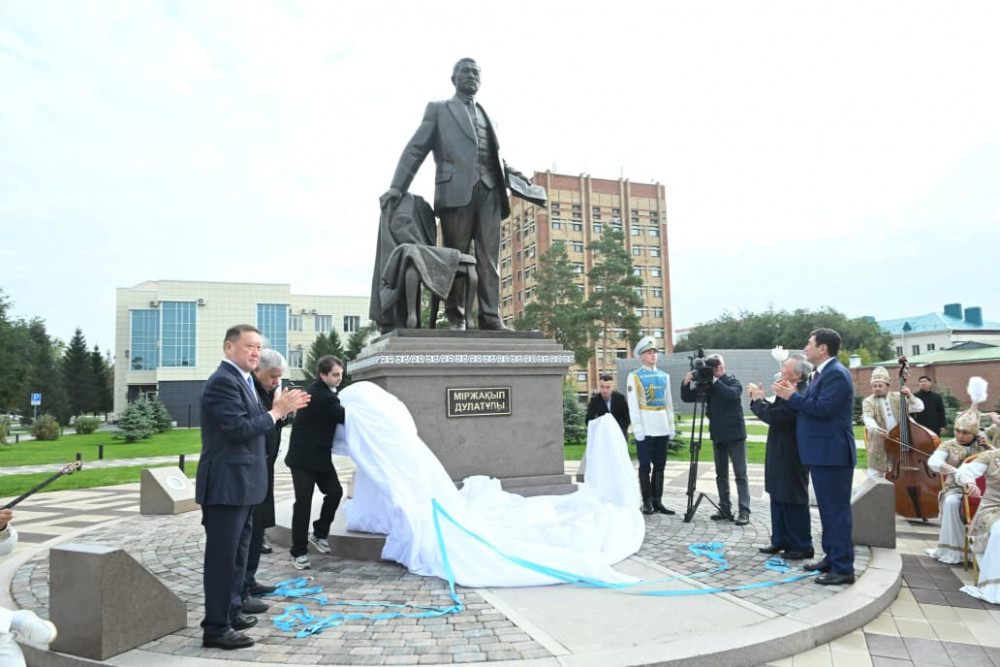 Міржақып Дулатұлына 140 жыл: Қошанов Президенттің құттықтауын оқыды