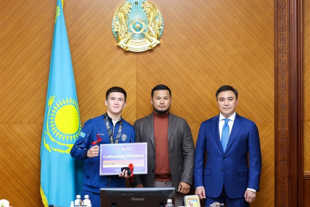 Тарихи жеңіс: Шымкент әкімі чемпиондарды құттықтап, пәтер мен автокөлік кілттерін табыстады