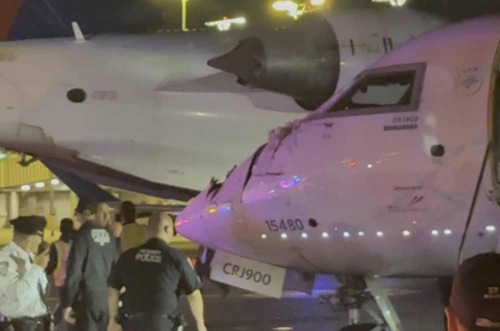 Әуежайда екі жолаушылар ұшағы соқтығысты