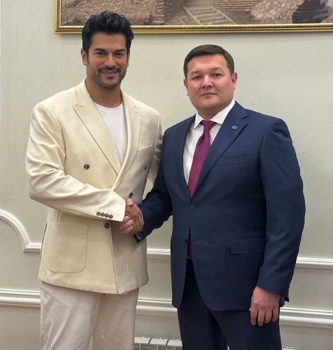 Түрік актері Бурак Өзчивит Ақтаудағы кинофестивальге келді