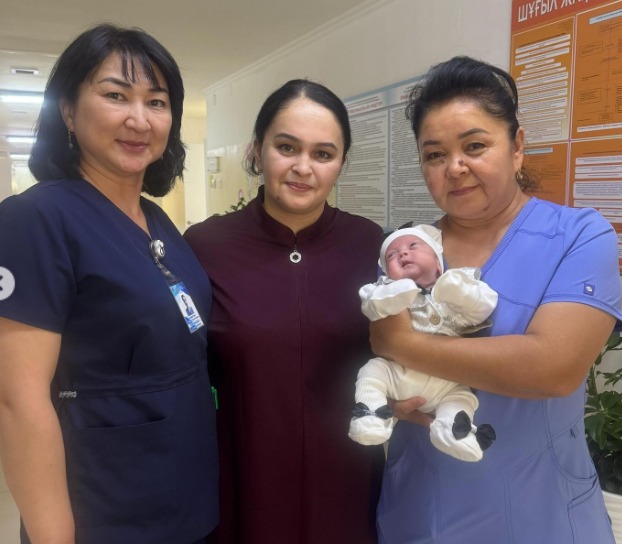 Кішкентай батыр: Шымкентте салмағы 680 грамм болып туған сәби үйіне шықты