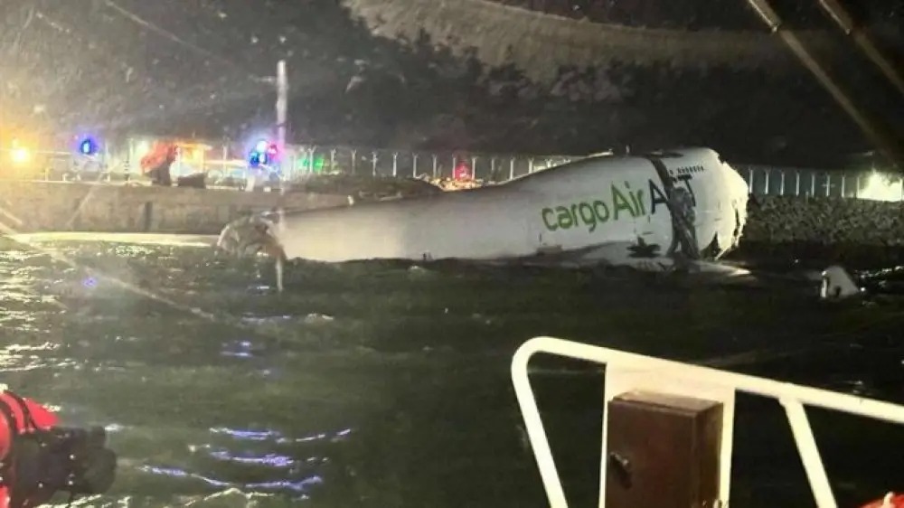 Әлемде: Гонконгта ұшақ көлікпен соқтығысты, АҚШ Колумбияға көмекті тоқтатты, Трампқа Нобель бұйыра ма?