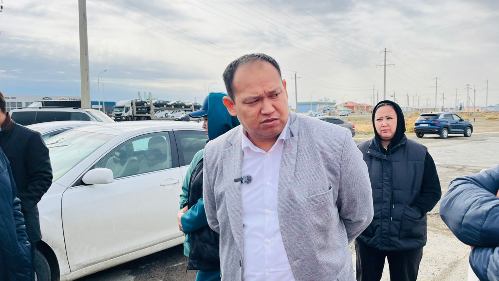 Жол жөндеуінің қарқынына көңілі толмайтын атыраулықтар шу шығарды