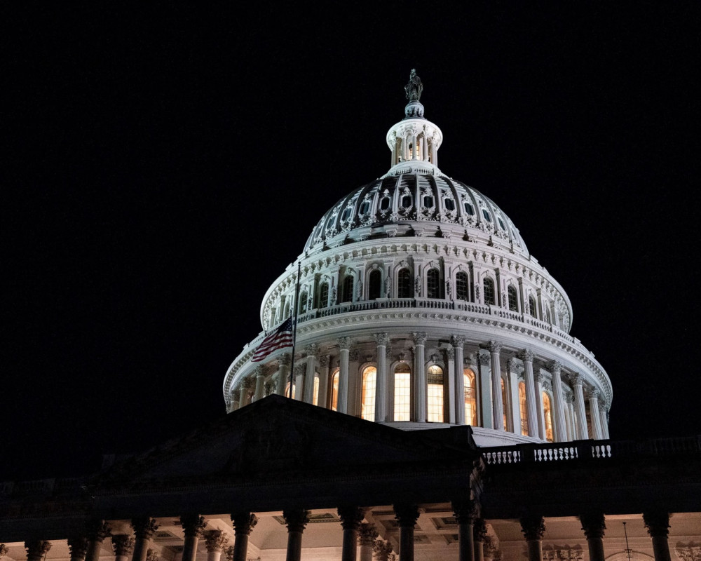 Әлемде: АҚШ үкіметі ашылуға жақын, Украинадағы жемқорлық дауы мен Үндістандағы жарылыс