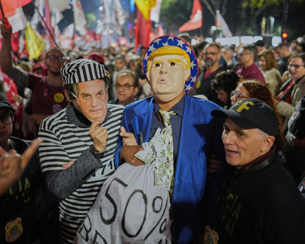 Әлемде: АҚШ үкіметі ашылуға жақын, Украинадағы жемқорлық дауы мен Үндістандағы жарылыс