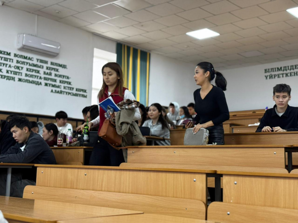 Елордалық студенттер қоқысты сұрыптап, экологияны сақтаудың жолдарын талқылады