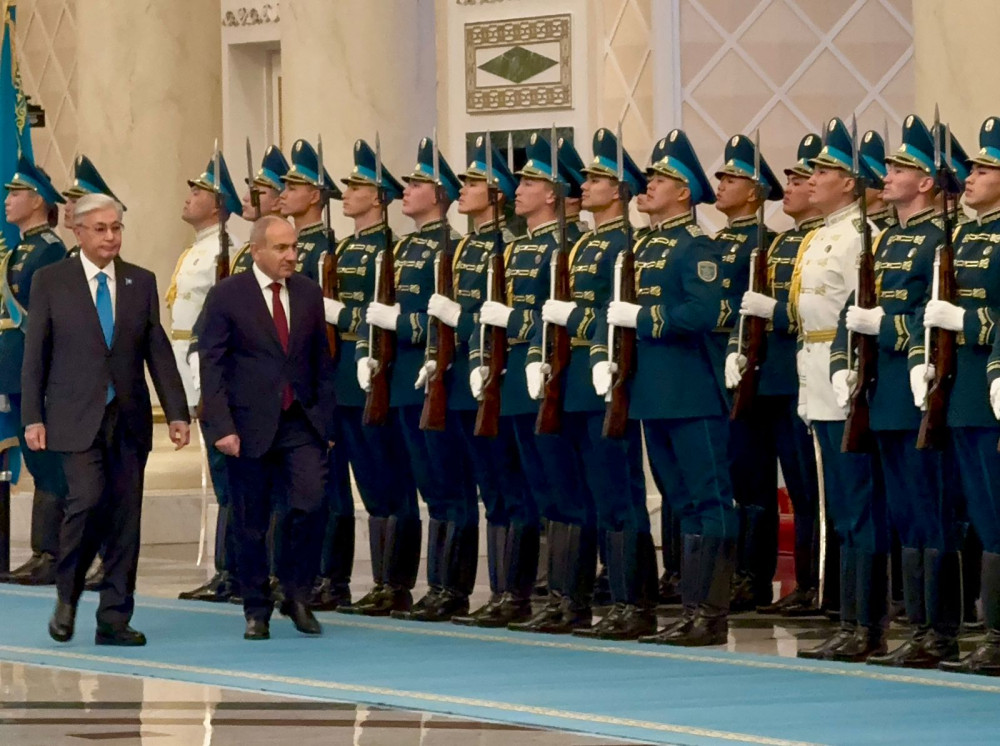 Тоқаев Ақордада Пашинянды қарсы алды