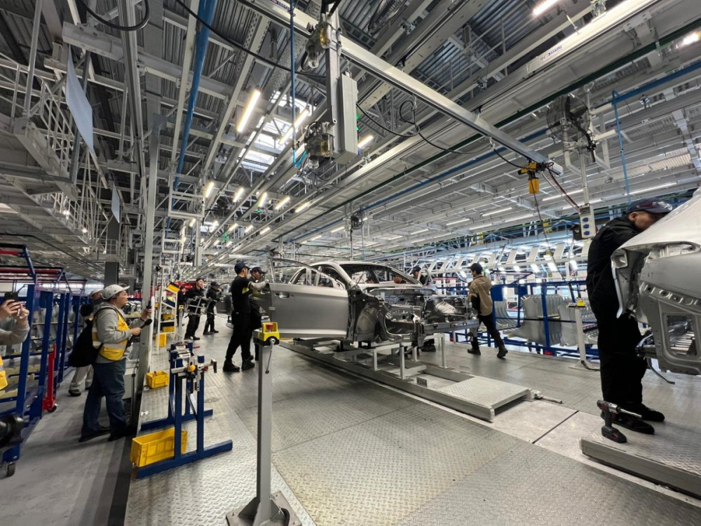 Роботтар, өңдеу және көпсатылы бақылау: Қазақстанда автомобильдер қалай құрастырылады