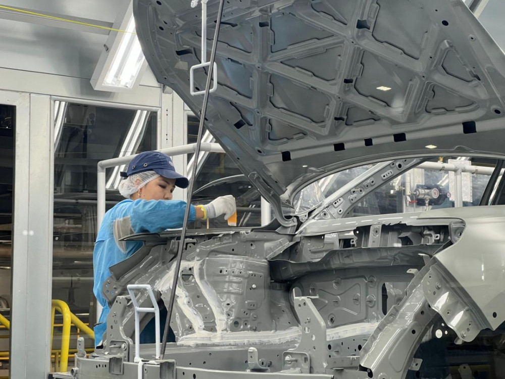 Роботтар, өңдеу және көпсатылы бақылау: Қазақстанда автомобильдер қалай құрастырылады