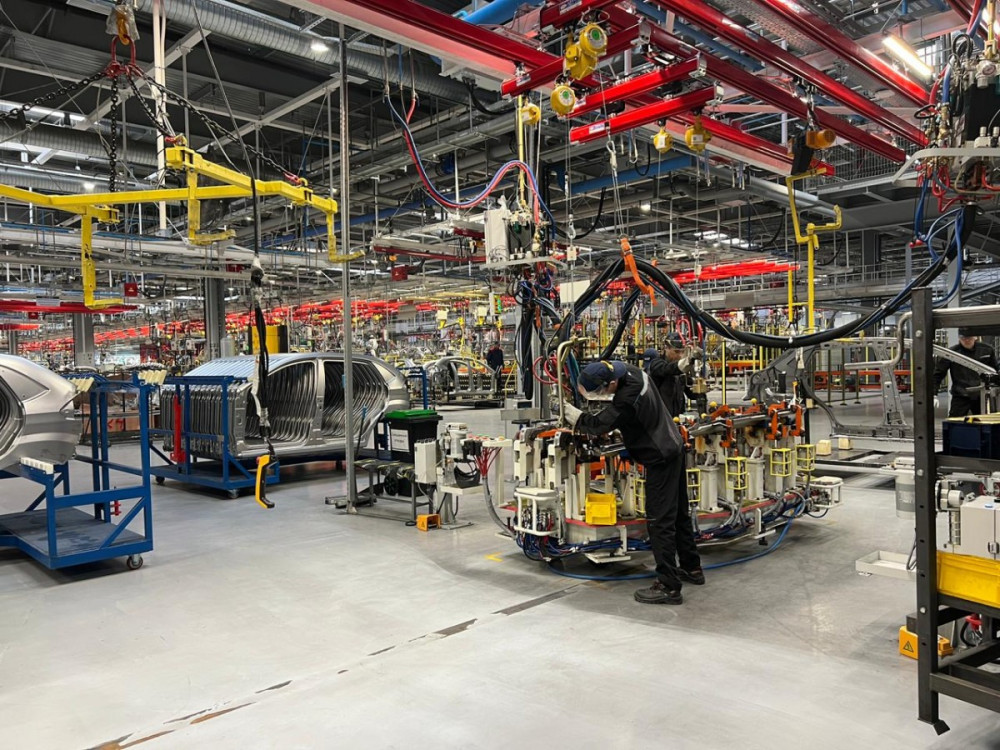 Роботтар, өңдеу және көпсатылы бақылау: Қазақстанда автомобильдер қалай құрастырылады