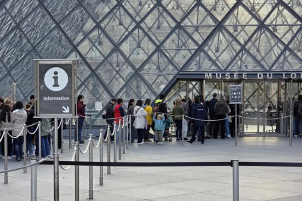 Әлемде: «Әл-Жазира» қызметі тоқтады, Трамп Гренландияға әскер жіберуден бас тартты, Лувр мұражайы жабылды