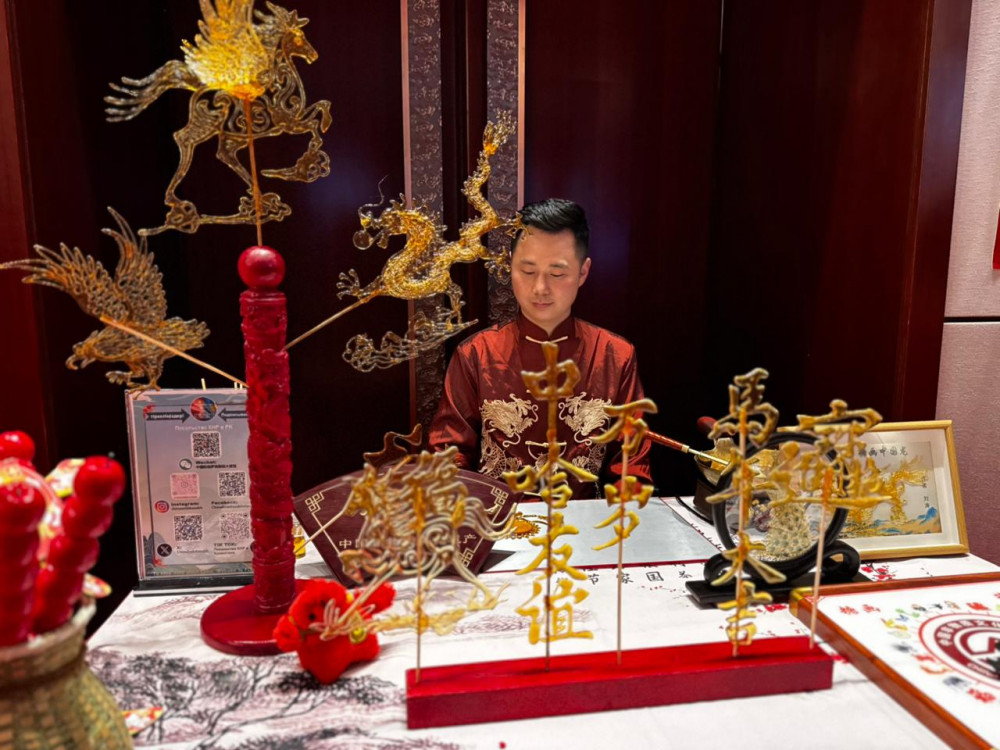 Ет, түйе сүті мен ұшатын театр: Қазақстан көрші елдің елшісін несімен таңқалдырды?