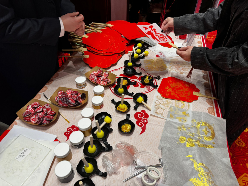 Ет, түйе сүті мен ұшатын театр: Қазақстан көрші елдің елшісін несімен таңқалдырды?